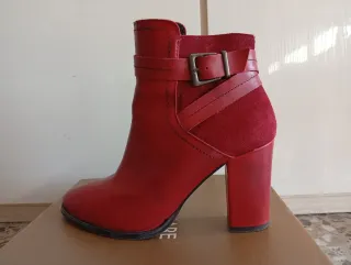 Stivaletti rossi con tacco e fibbia