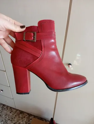 Stivaletti rossi con tacco e fibbia