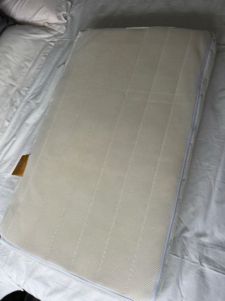 Minicuna tijera con colchón.