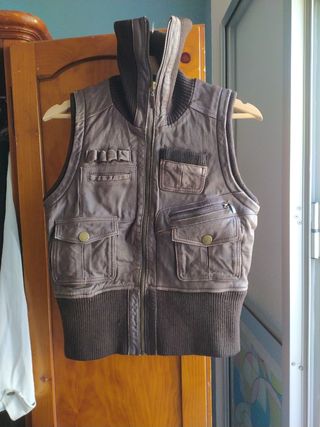 Chaleco de piel marrón