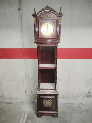 Reloj de pie antiguo de madera