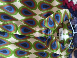 Camisa estampada,es ancha,botones cubiertos.