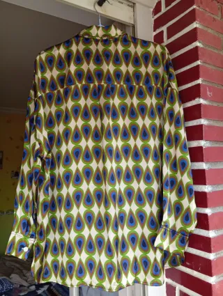 Camisa estampada,es ancha,botones cubiertos.