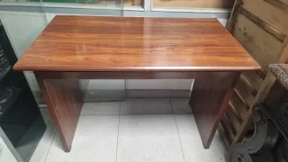 Mesa de madera de oficina