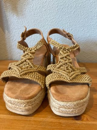 Sandalias cuña esparto beige y marrón