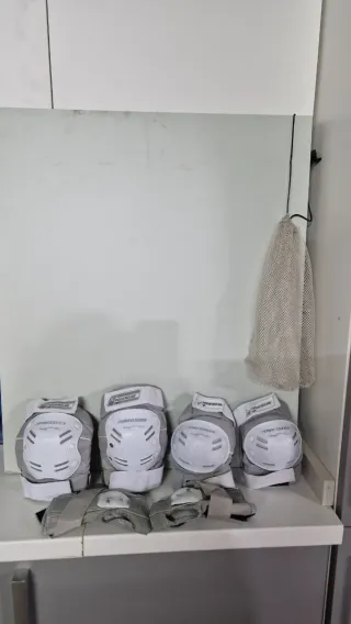 Protecciones Patines Gris y Blanco