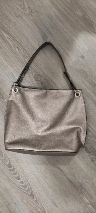 Bolso plateado efecto piel