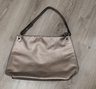 Bolso plateado efecto piel