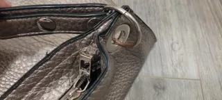 Bolso plateado efecto piel