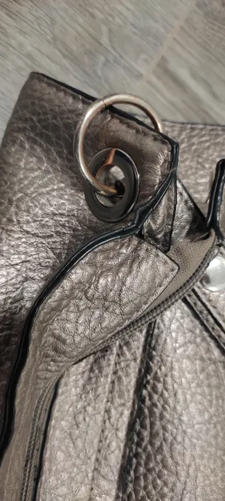 Bolso plateado efecto piel