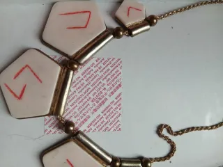 Collana con ciondoli geometrici e simboli