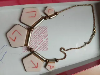 Collana con ciondoli geometrici e simboli