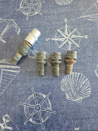 Tornillos antirrobo para llantas