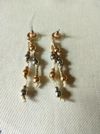 Pendientes dorados y plateados con cuentas