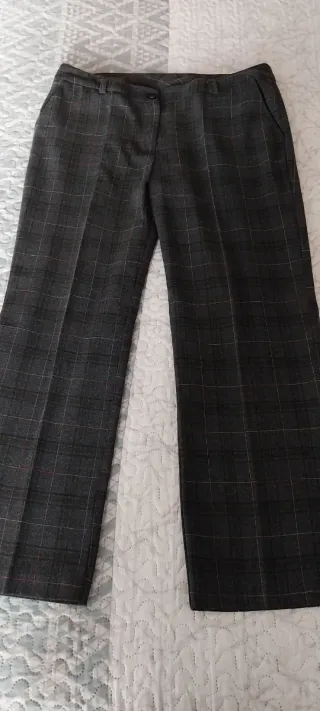 Preciosos Pantalones de cuadros negros talla 46