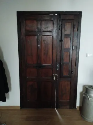 Puerta de madera oscura con cristal