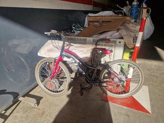 Bicicleta montaña rosa y negra