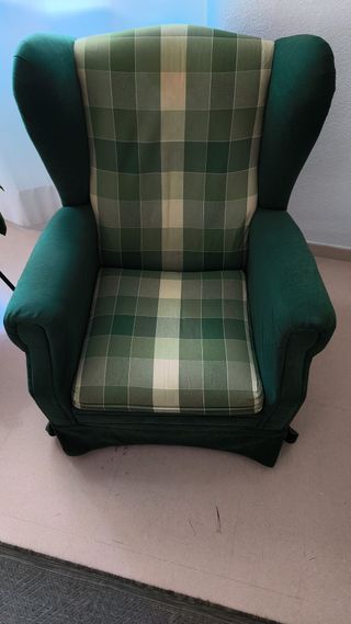 Sillón orejero tapizado verde