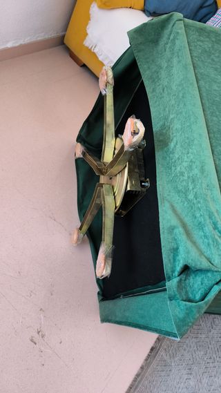 Sillón orejero tapizado verde