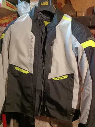 Chaqueta Macna Talla M.             SIN ESTRENAR.