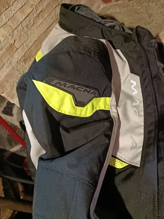 Chaqueta Macna Talla M.             SIN ESTRENAR.