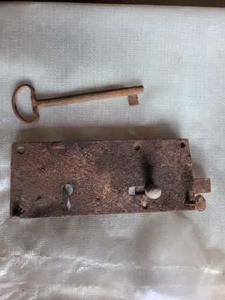 Cerradura antigua con llave