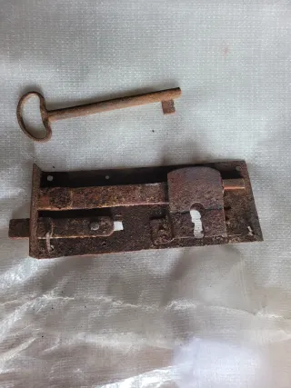 Cerradura antigua con llave
