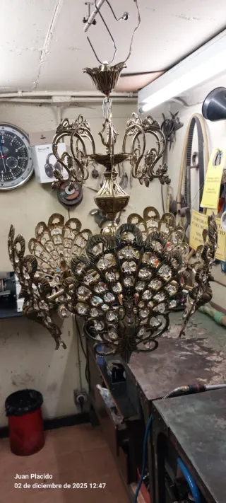 Lámpara de araña antigua de metal y cristal