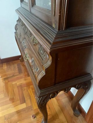 Vitrina antigua de madera y cristal