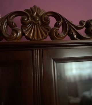 Vitrina antigua de madera y cristal