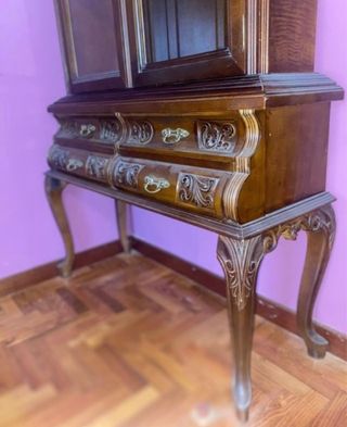 Vitrina antigua de madera y cristal