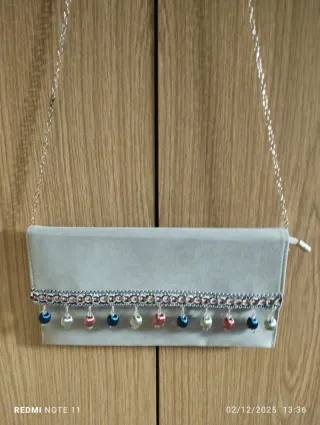 Bolso de ante beige con adornos