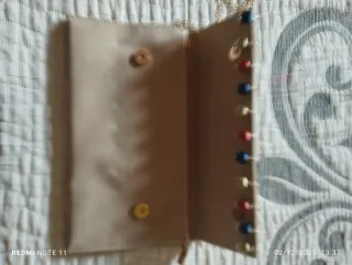 Bolso de ante beige con adornos