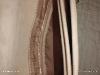 Bolso de ante beige con adornos