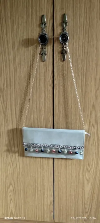 Bolso de ante beige con adornos