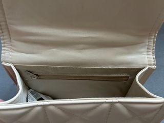 Bolso de hombro o bandolera acolchado color beige.