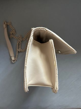 Bolso de hombro o bandolera acolchado color beige.