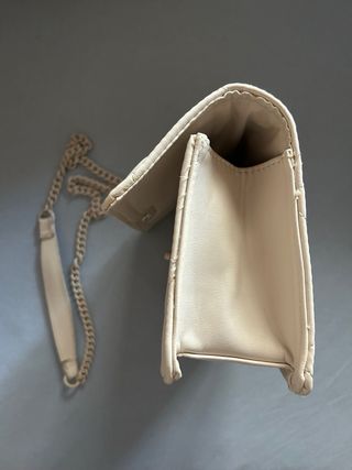 Bolso de hombro o bandolera acolchado color beige.