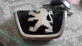 Insignia Peugeot León Cromada