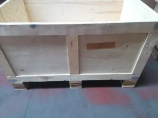 Cajón de madera sobre palé