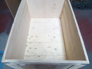 Cajón de madera sobre palé