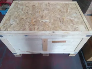 Cajón de madera sobre palé