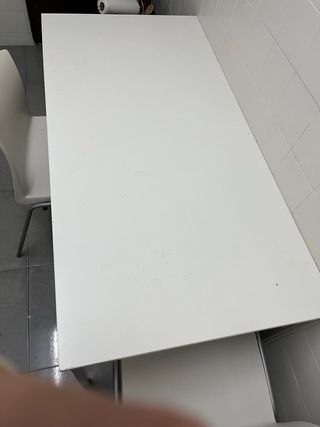 Mesa de cocina blanca y gris