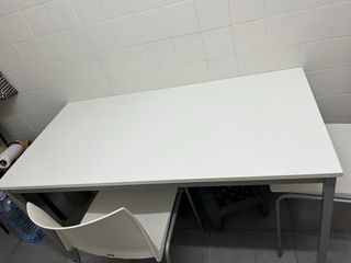 Mesa de cocina blanca y gris