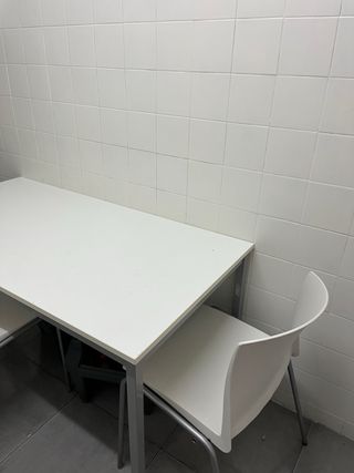 Mesa de cocina blanca y gris