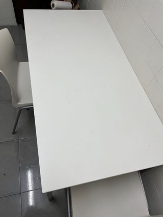 Mesa de cocina blanca y gris