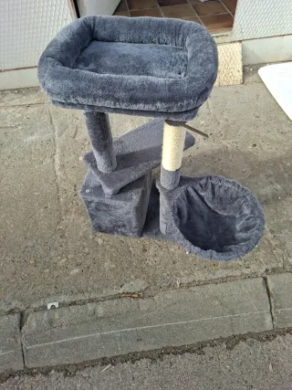 Árbol rascador para gatos gris