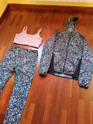 Conjunto deportivo mujer: top, leggings y cazadora