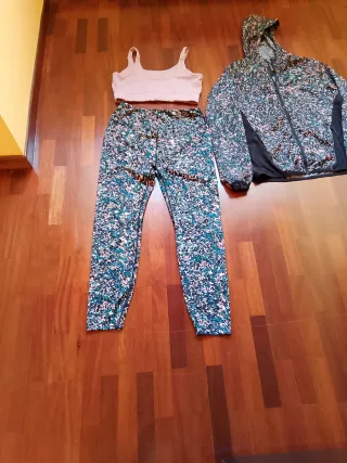 Conjunto deportivo mujer: top, leggings y cazadora