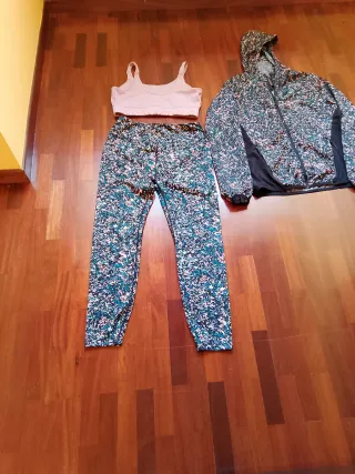 Conjunto deportivo mujer: top, leggings y cazadora
